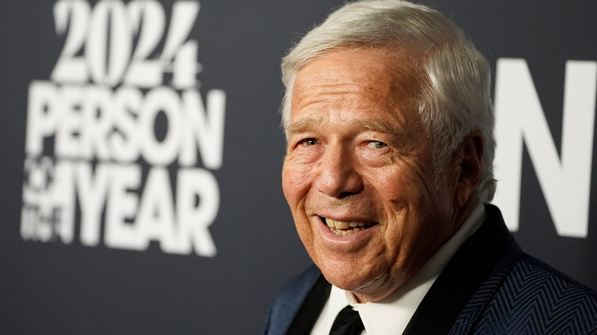 Robert Kraft honors Bon Jovi