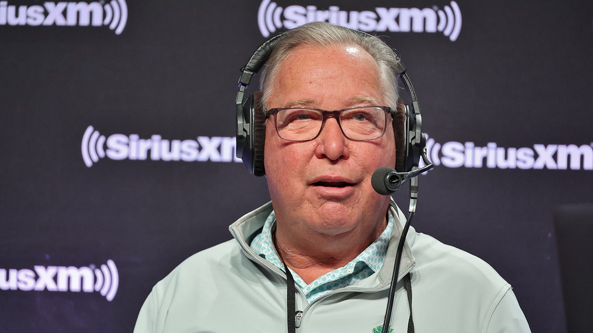 Ron Jaworski con los auriculares puestos