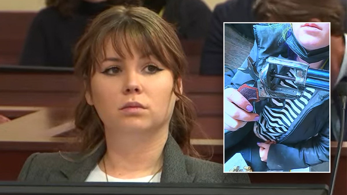 Hannah Gutierrez-Reed segura uma arma, retratada no tribunal do Novo México no primeiro dia do julgamento de Rust