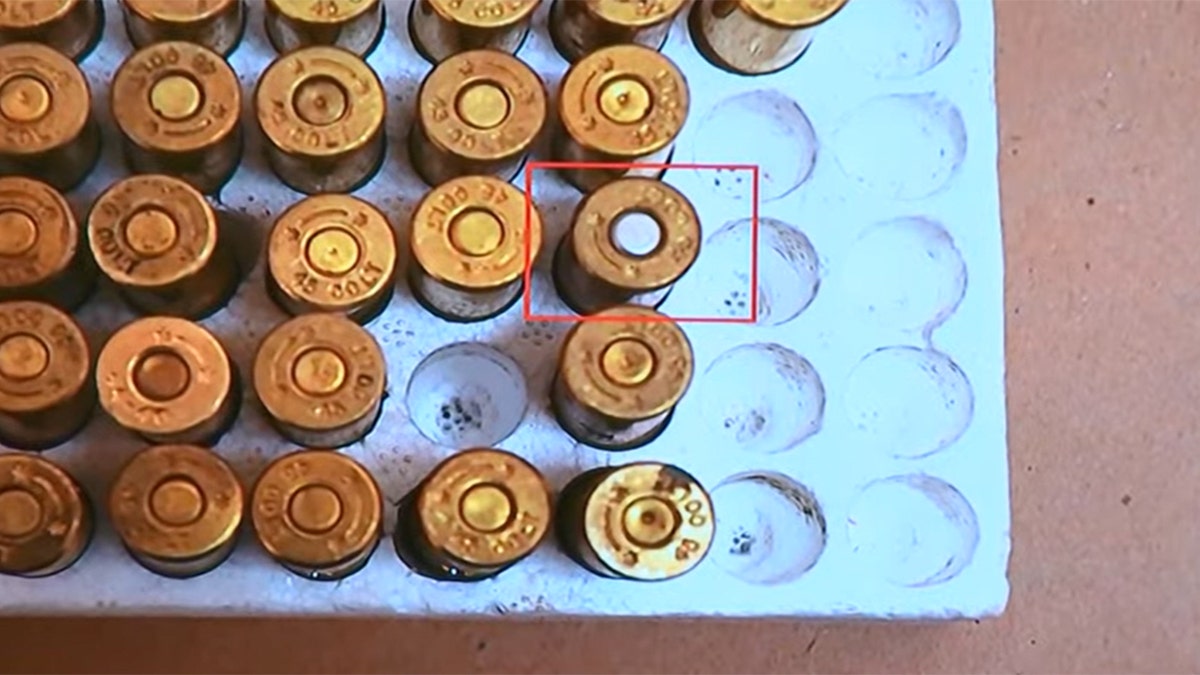 Uma foto mostrando munição real no set de "Ferrugem."