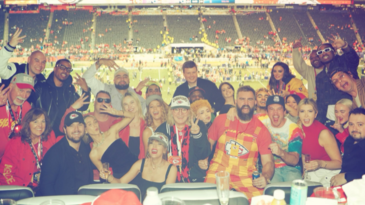 group shot of taylor swift and friends at super bowl