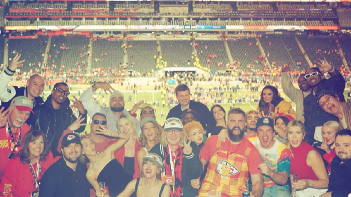 group shot of taylor swift and friends at super bowl