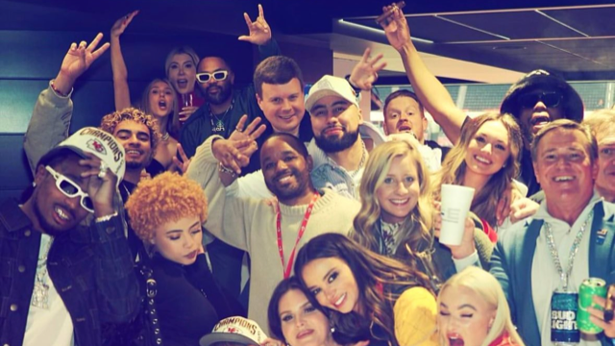 taylor swift and friends at super bowl