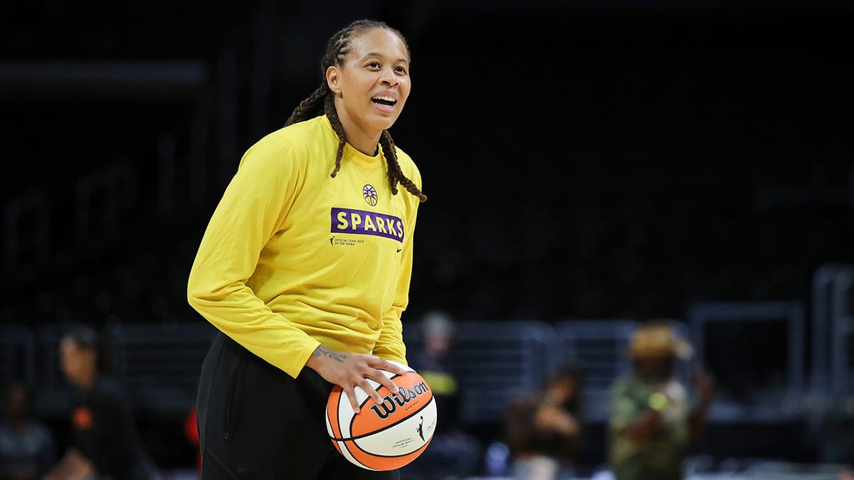 Seimone Augustus warms up before a game