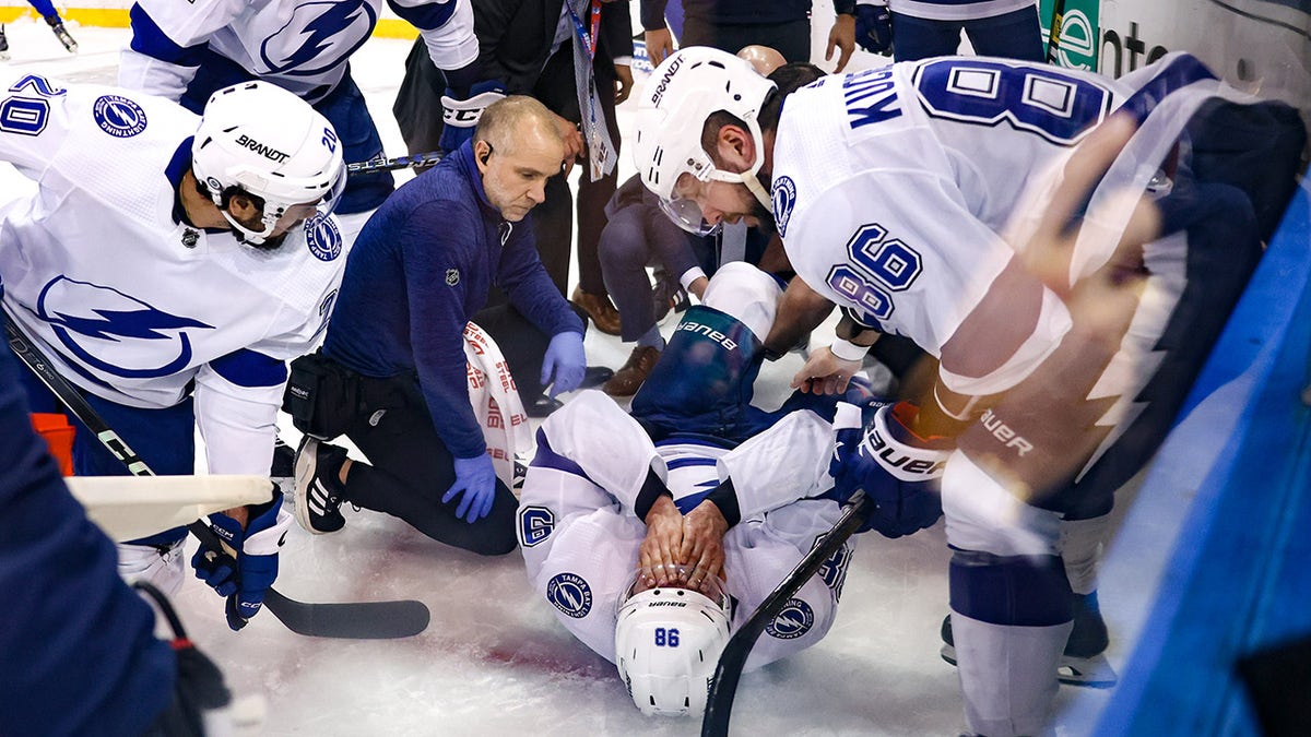 Mikhail Sergachev foi tratado no gelo