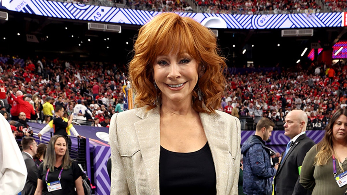 Reba McEntire Praised For Country Twist On National Anthem At Super ...