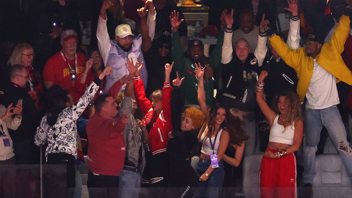 Miles Teller, Lana Del Rey, Ice Spice, Taylor Swift e Blake Lively comemoram após o Kansas City Chiefs derrotar o San Francisco 49ers
