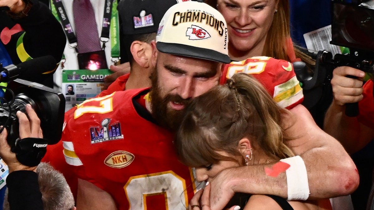 Travis Kelce beija Taylor Swift após o Super Bowl