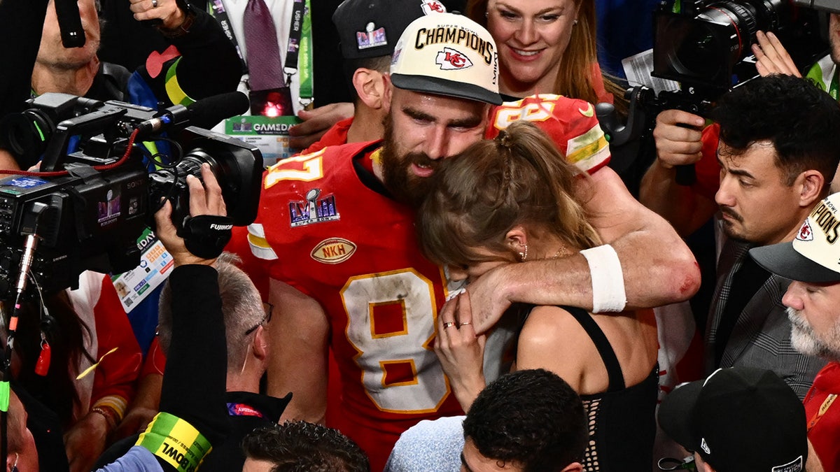 Travis Kelce beija Taylor Swift após o Super Bowl