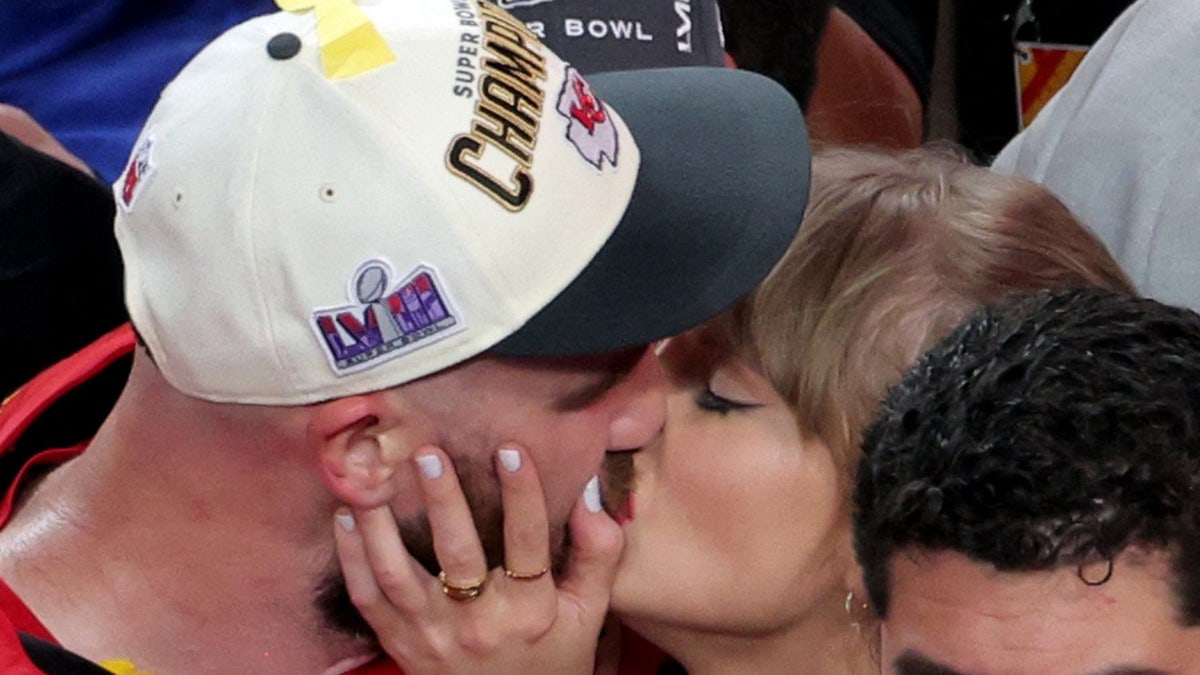 Travis Kelce, do Kansas City Chiefs, beija Taylor Swift enquanto eles comemoram após a vitória do Kansas City Chiefs no Super Bowl LVIII.