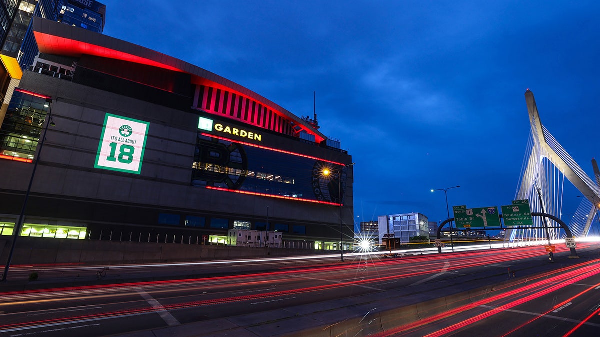 TD Garden Bruins'i tanıtıyor