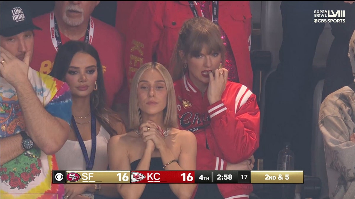 Taylor Swift roendo as unhas nas arquibancadas do Super Bowl LVIII