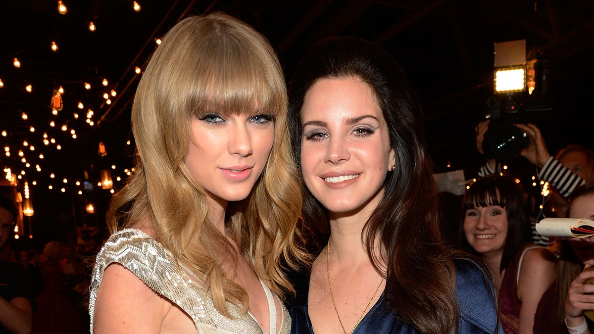 Taylor Swift and Lana Del Rey posing together
