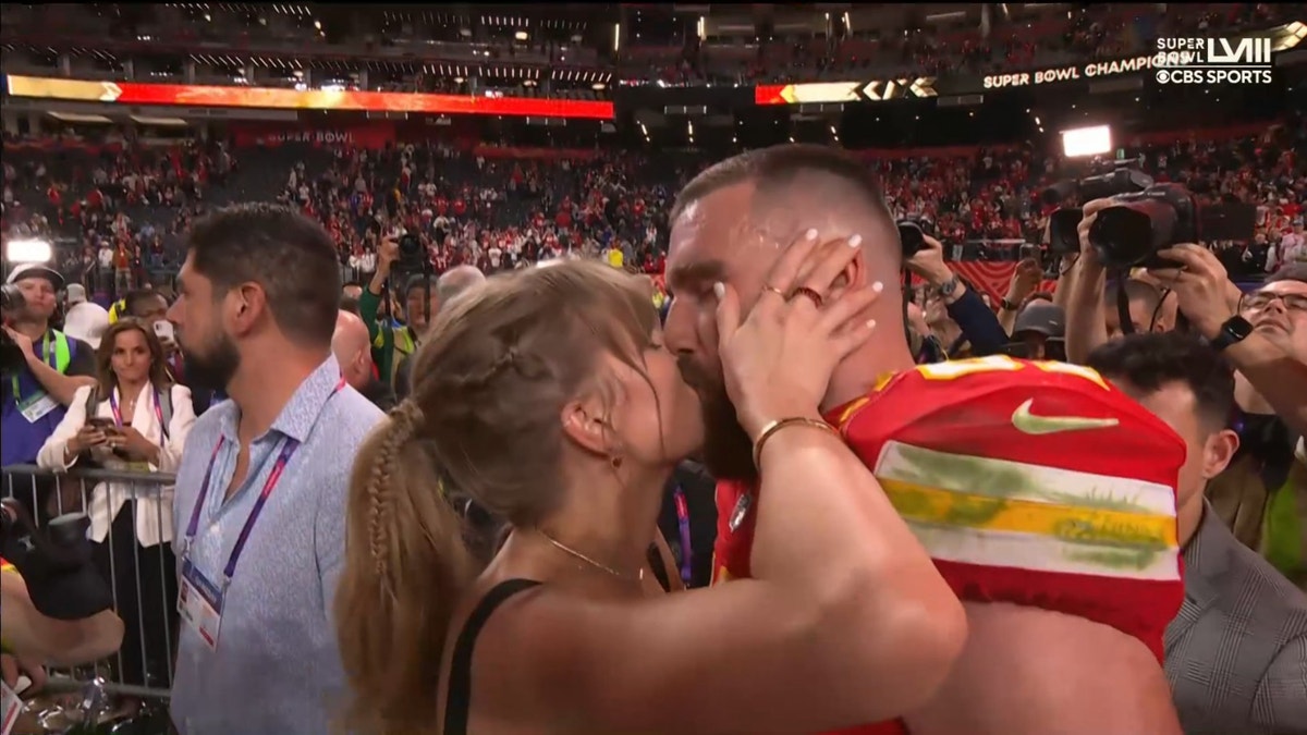 Taylor Swift and Travis Kelce kiss