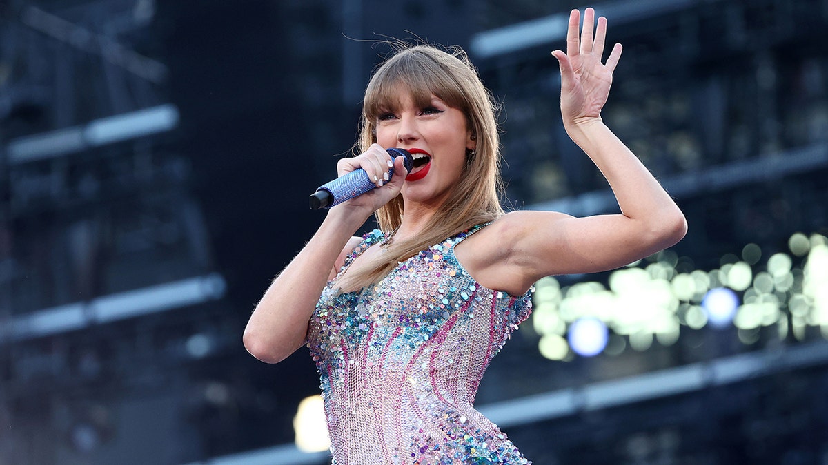 Taylor Swift acena para multidão em Melbourne