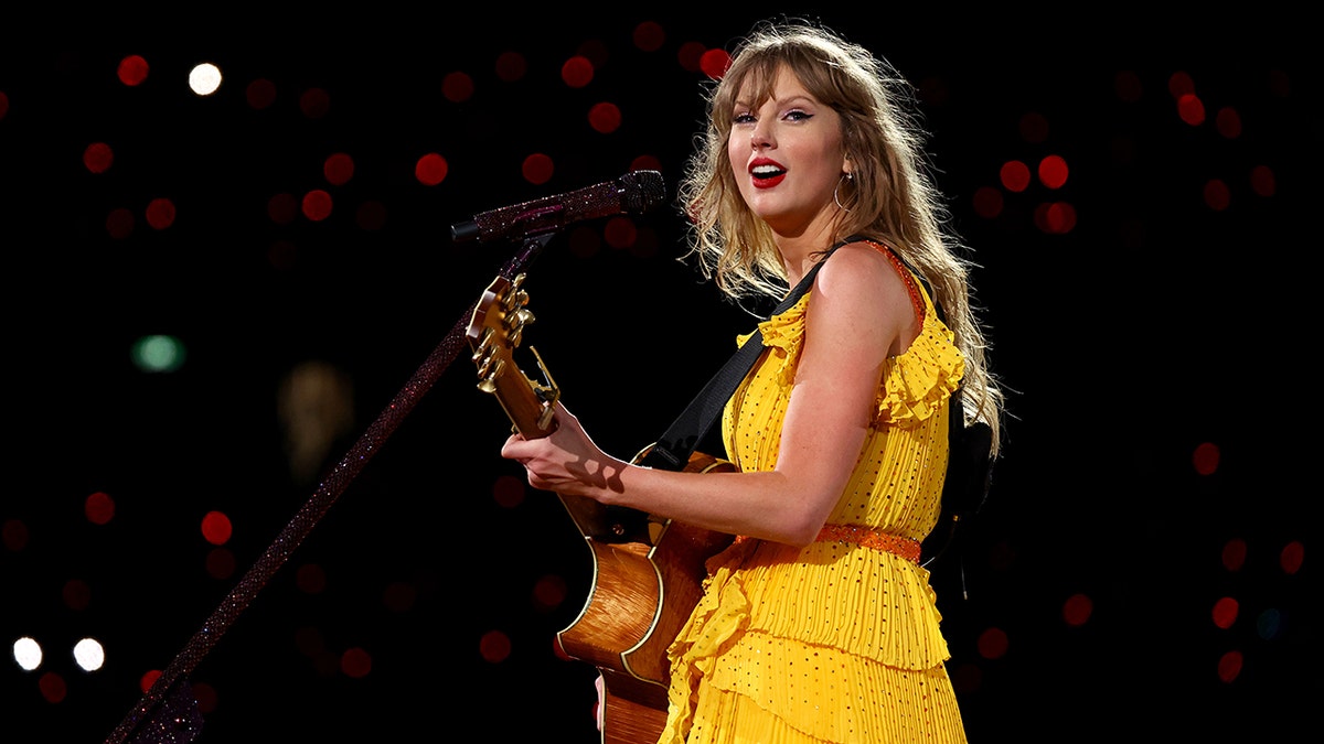 Taylor Swift em um vestido amarelo