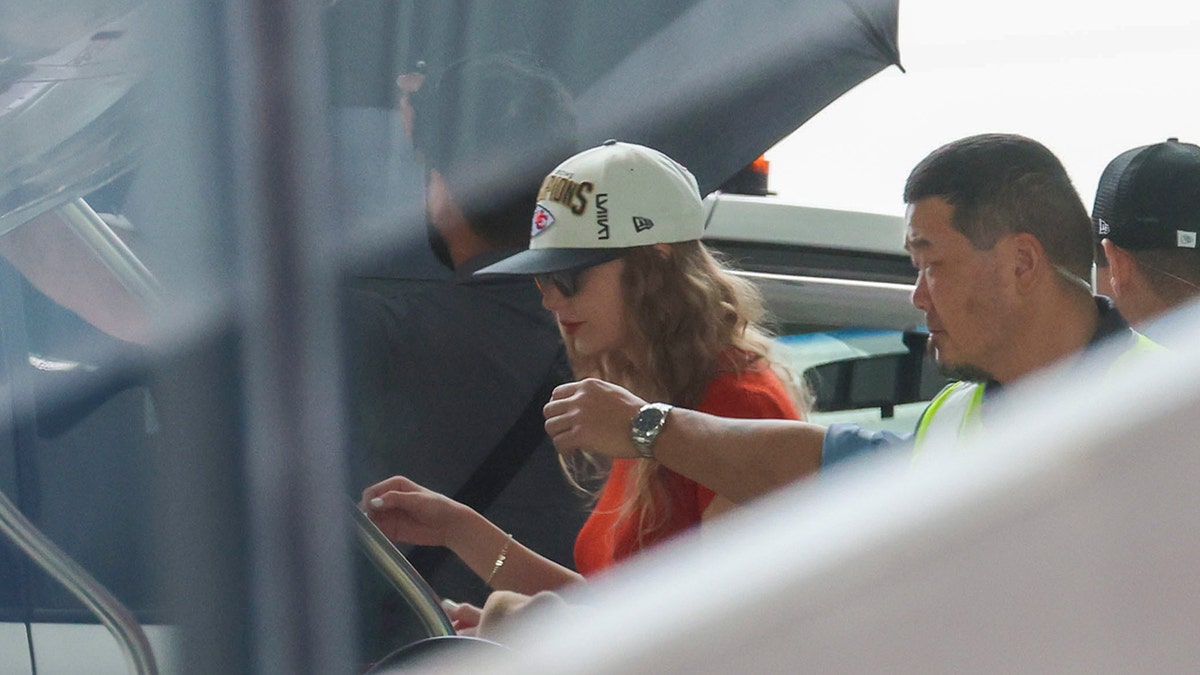 Taylor Swift wears a Super Bowl hat
