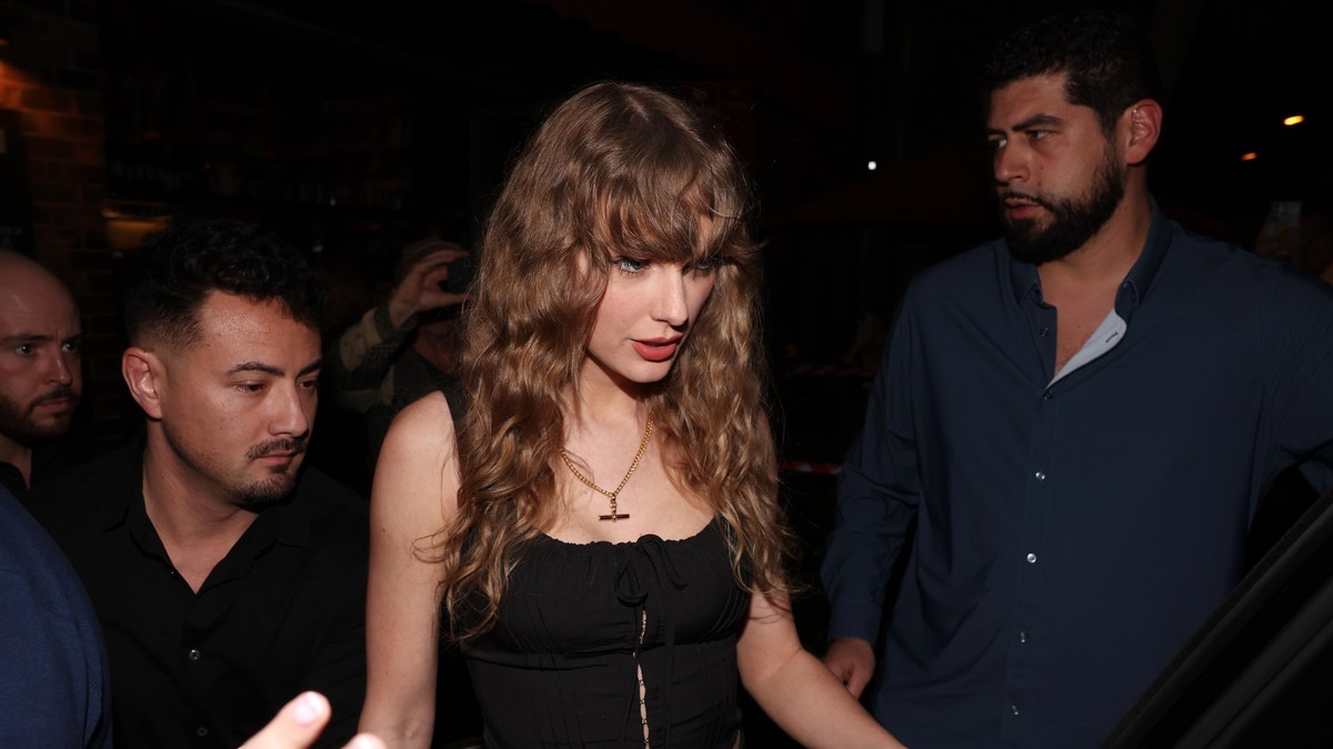 Taylor Swift arrives at dinner in Sydney