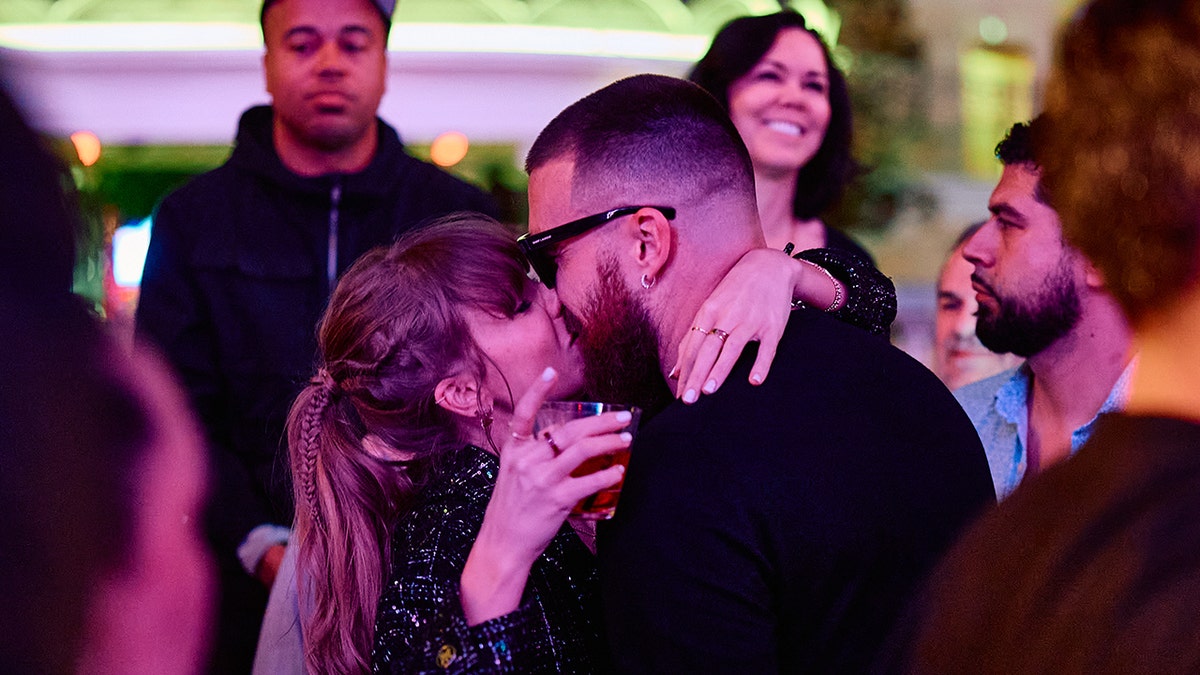 Travis Kelce e Taylor Swift se beijam na XS Nightclub