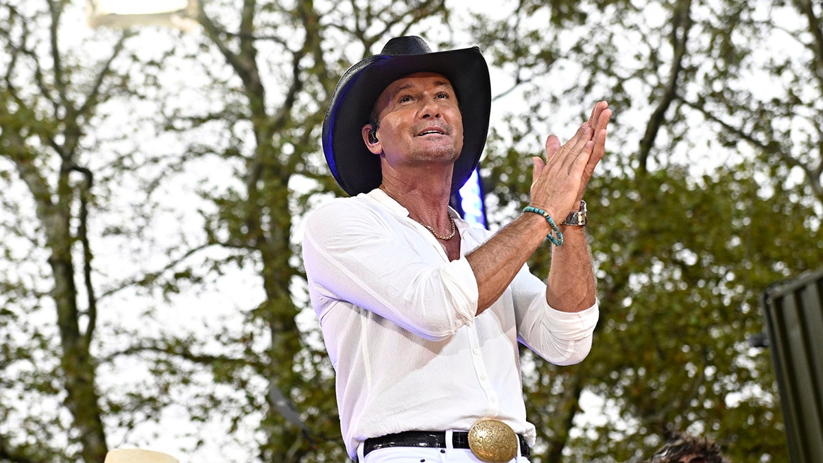 Tim McGraw clapping on stage