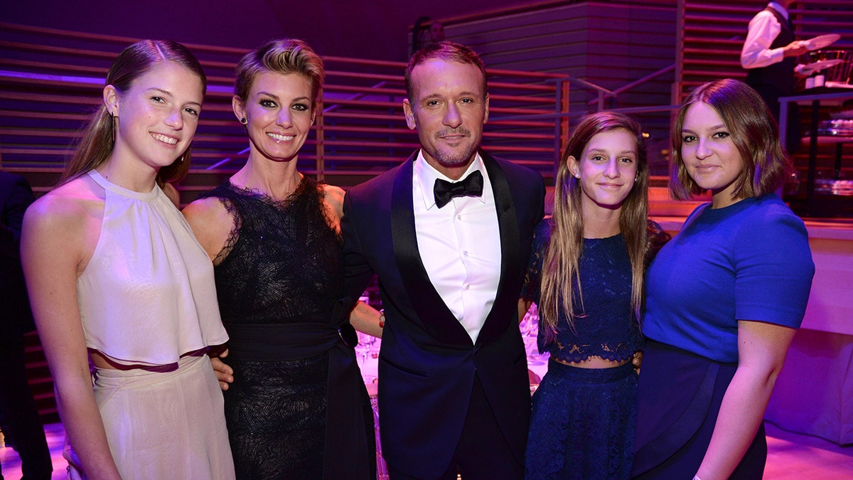 Gracie McGraw, Faith Hill, Tim McGraw, Audrey McGraw and Maggie McGraw posing together
