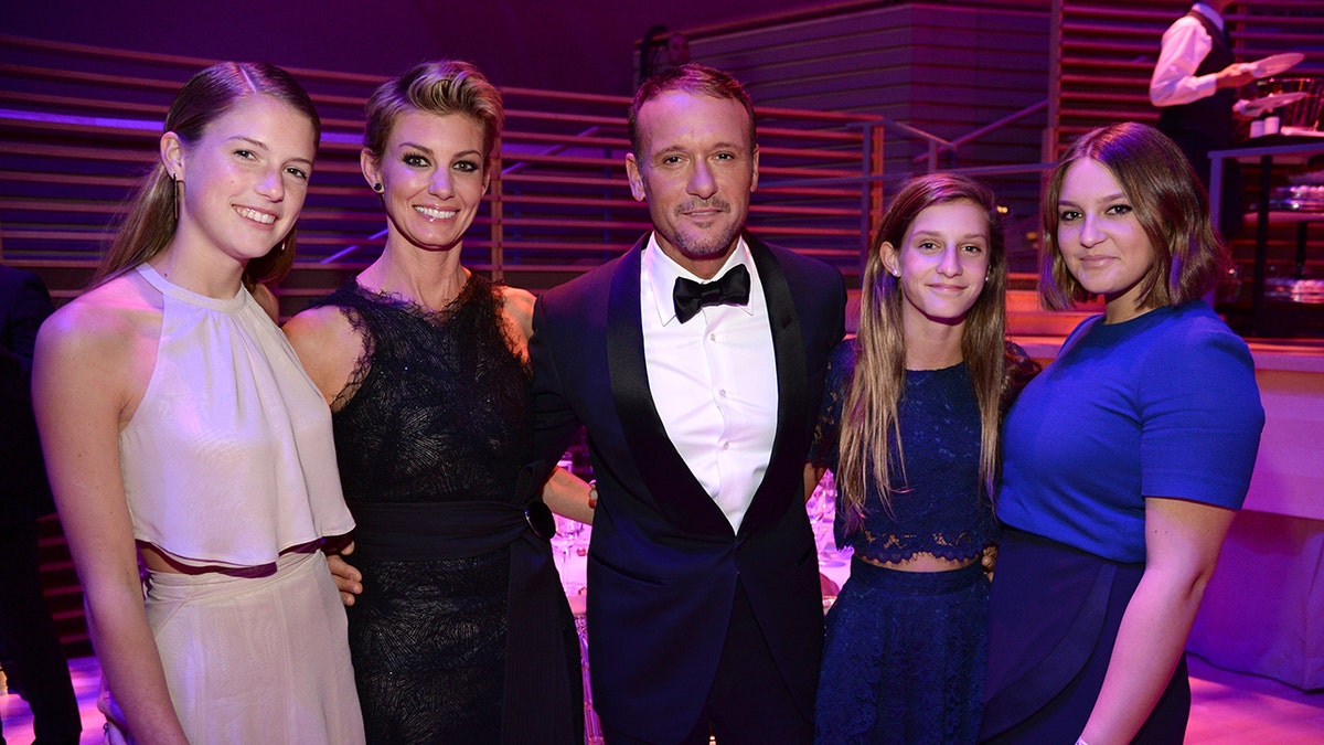 Gracie McGraw, Faith Hill, Tim McGraw, Audrey McGraw y Maggie McGraw posando juntos