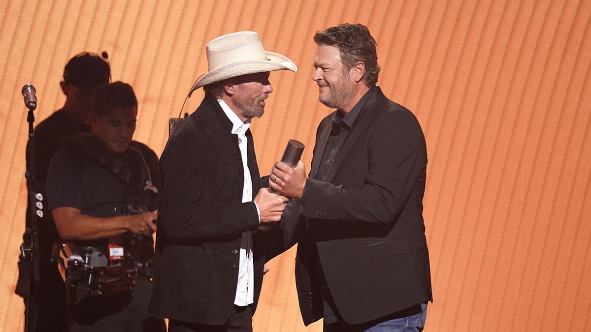 Blake Shelton presenting Toby Keith with an award