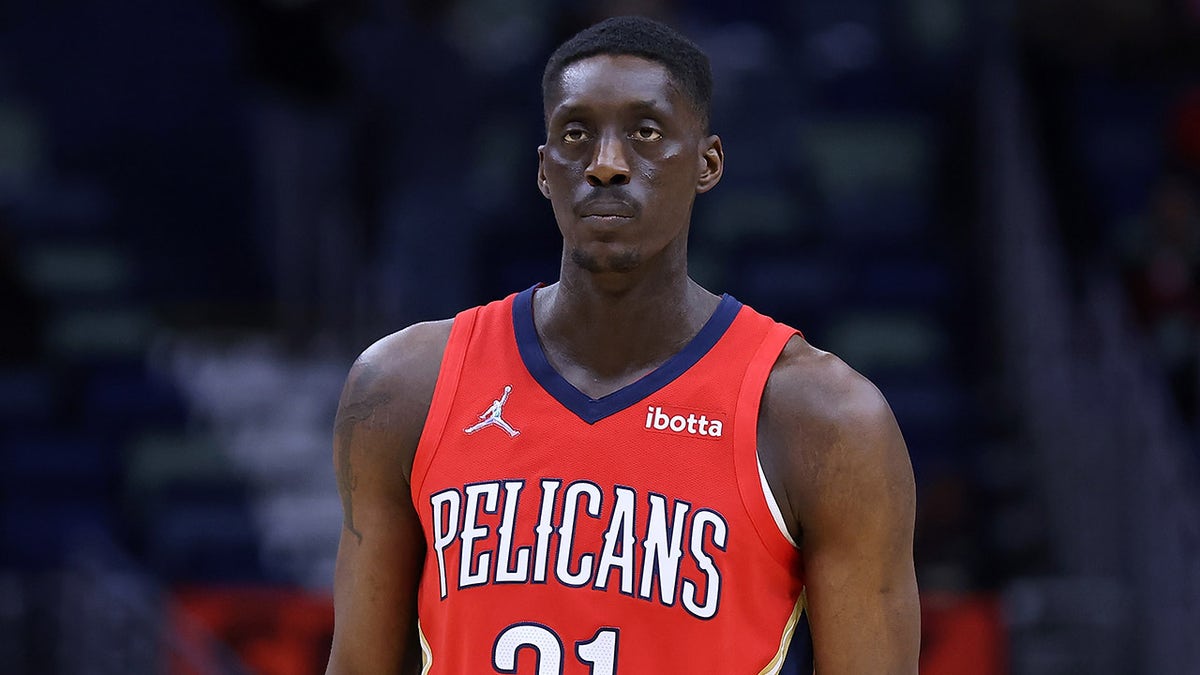 Tony Snell reacts during a Pelicans game