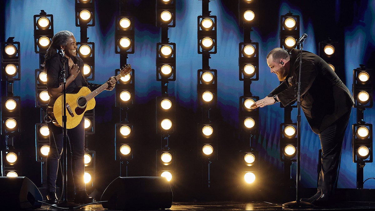 Luke Combs bows to Tracy Chapman on stage at Grammys