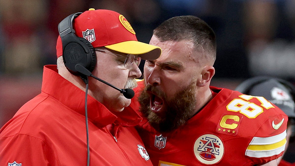 Travis Kelce grita nos bastidores do Super Bowl na cara do técnico Andy Reid