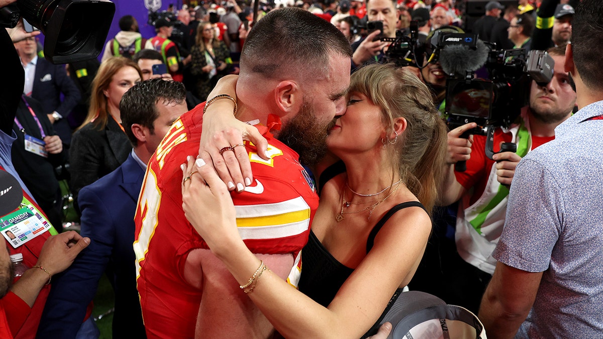Travis Kelce and Taylor Swift kiss