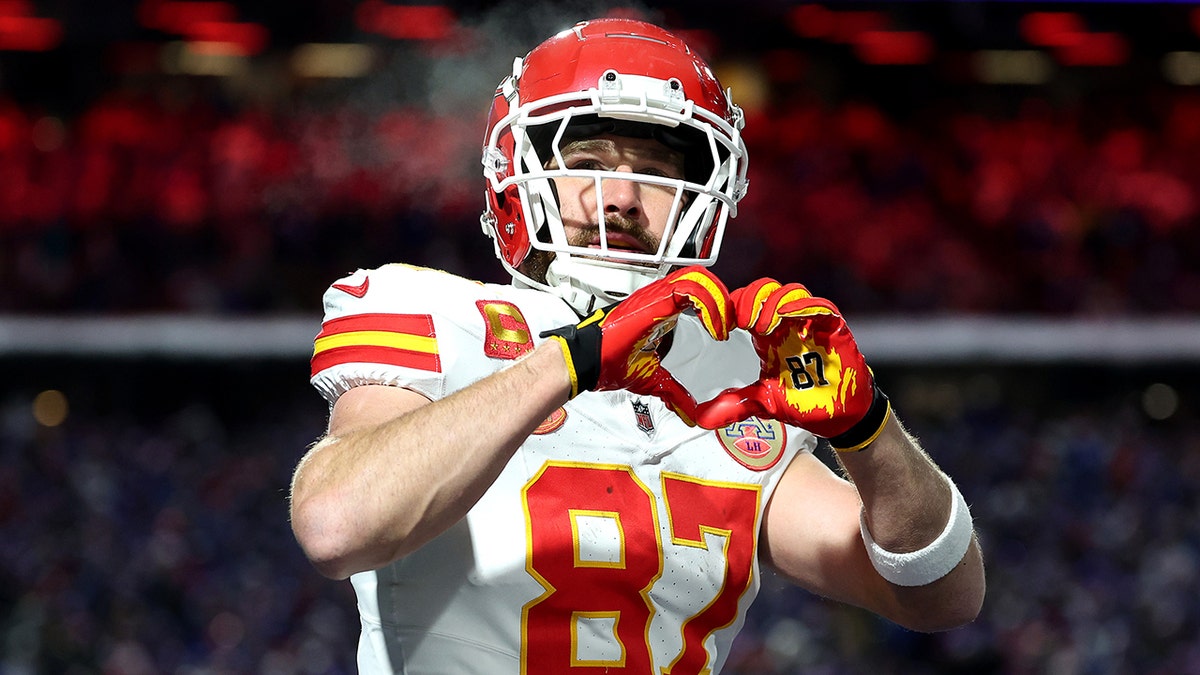 Travis Kelce forming a heart with his hands post touchdwon
