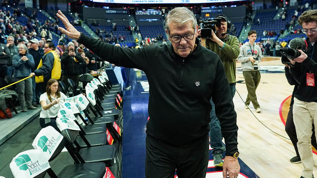 UConn Basketball Coach Auriemma: A Journey Through Excellence