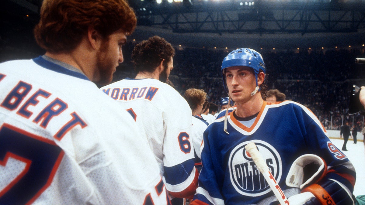 Wayne Gretzky shakes hands with Greg Gilbert