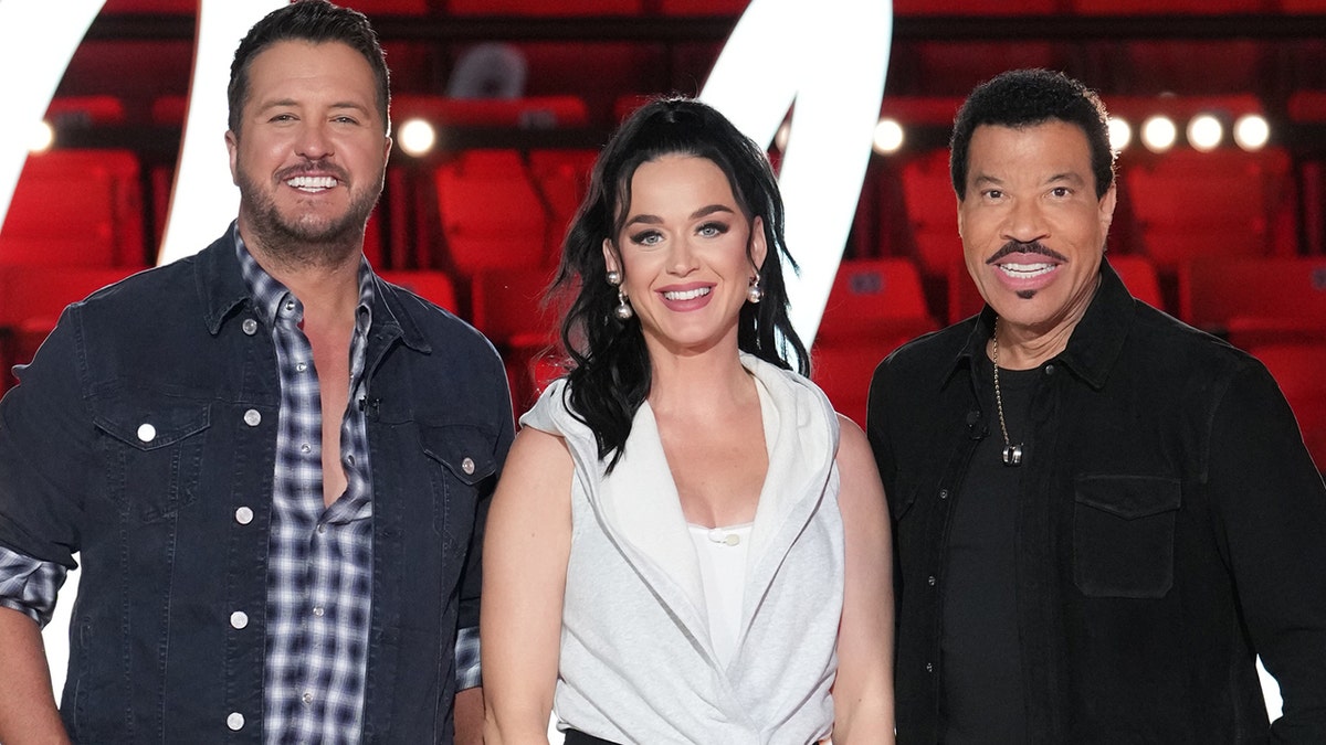 Katy Perry, Luke Bryan e Lionel Richie posando para "ídolo americano" promoção