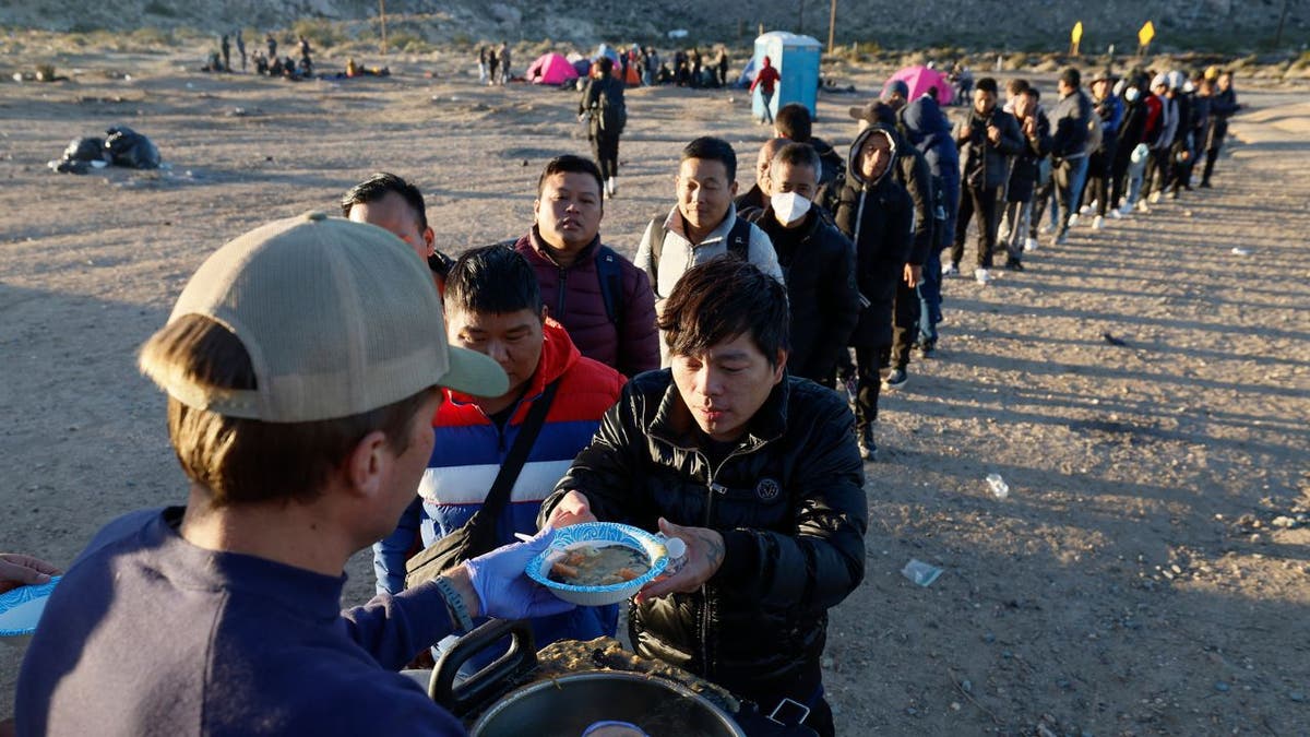 Des migrants réchauffent un camion à Jacumba, en Californie, livrant des plats chauds préparés, cuisinés et livrés par un petit groupe de bénévoles locaux.