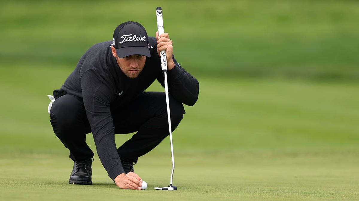 Wyndham Clark lining up putt