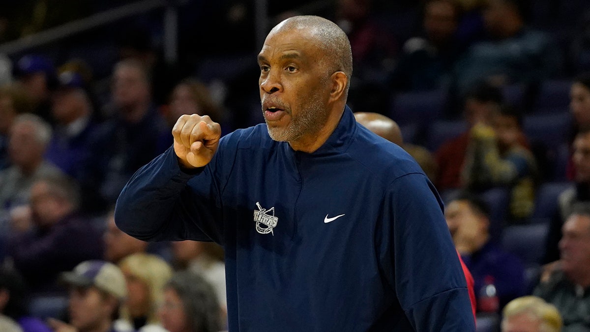 Detroit Mercy Titans head coach Mike Davis from the sidelines