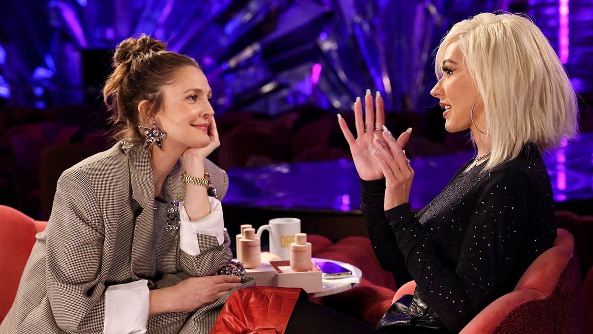 Drew Barrymore listening to Christina Aguilera