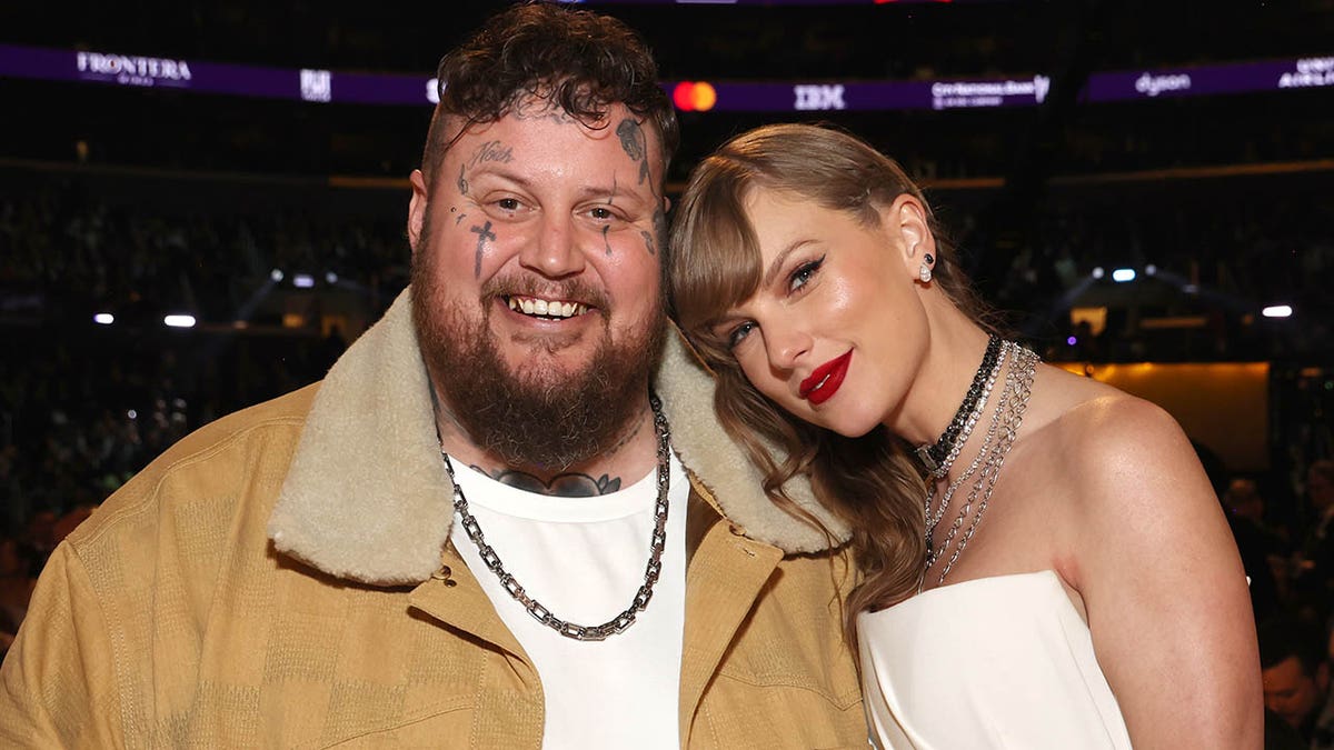 jelly roll laughing with taylor swift at the grammys