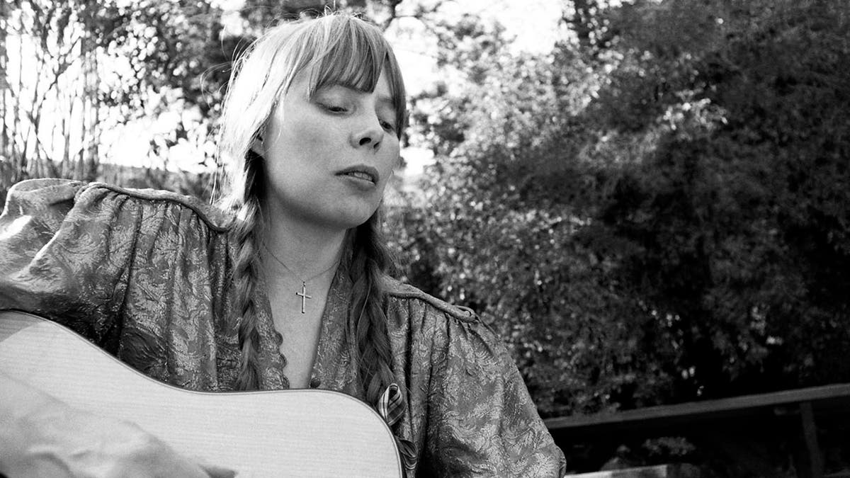 Joni Mitchell playing in 1970