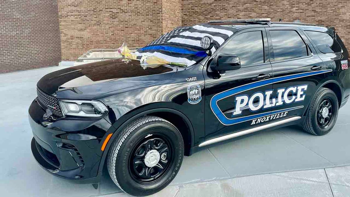 Knoxville police car with tribute for Antoine