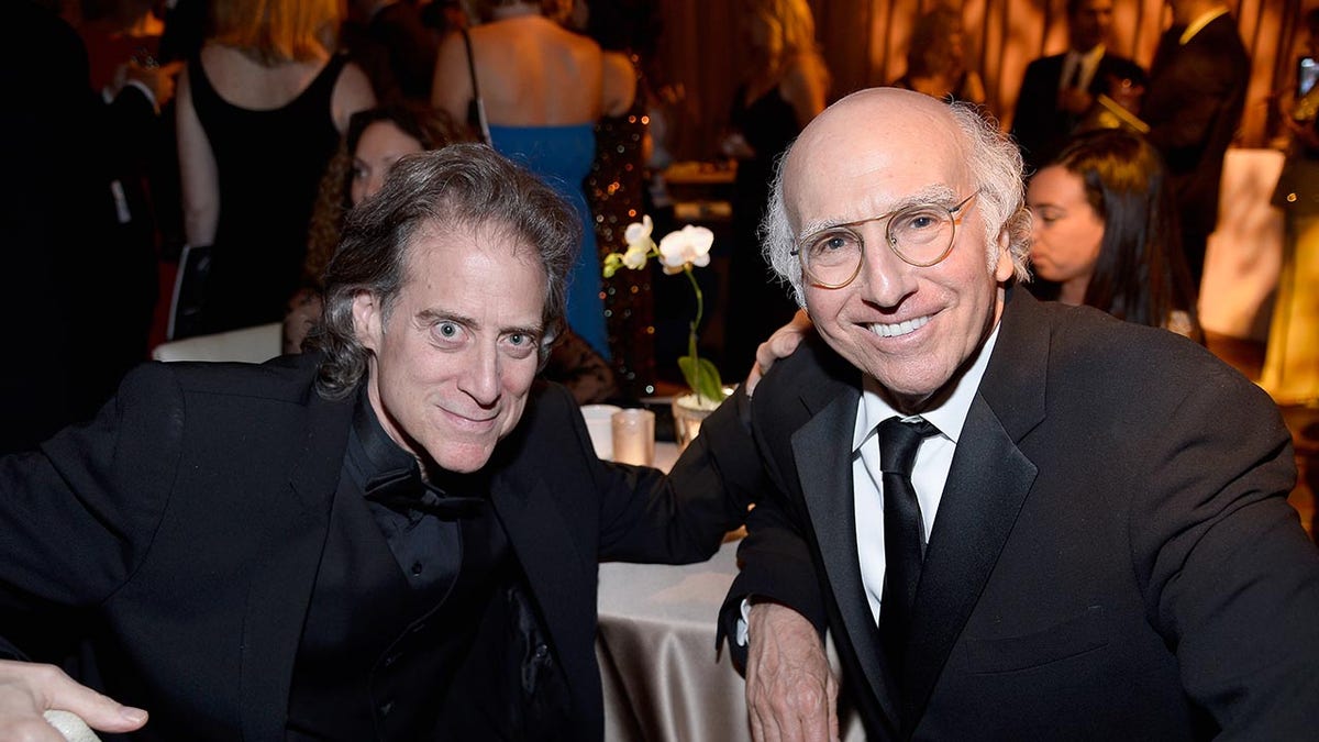 Larry David e Richard Lewis sorrindo