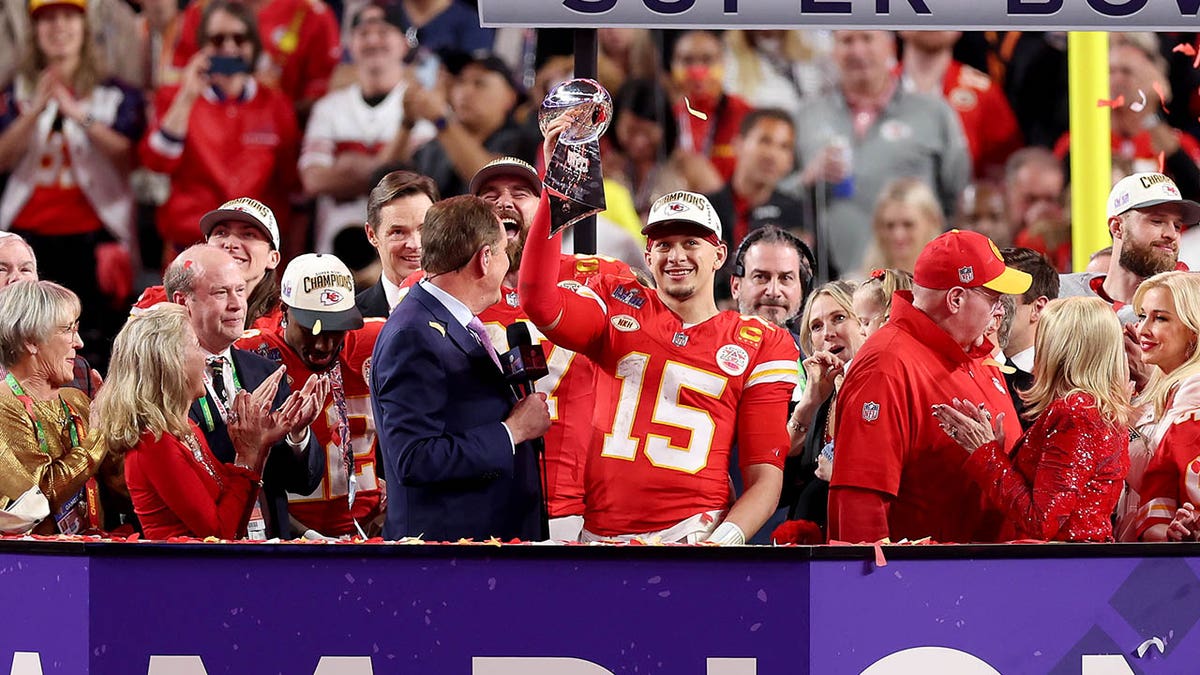 Patrick Mahomes w lombardi trophy