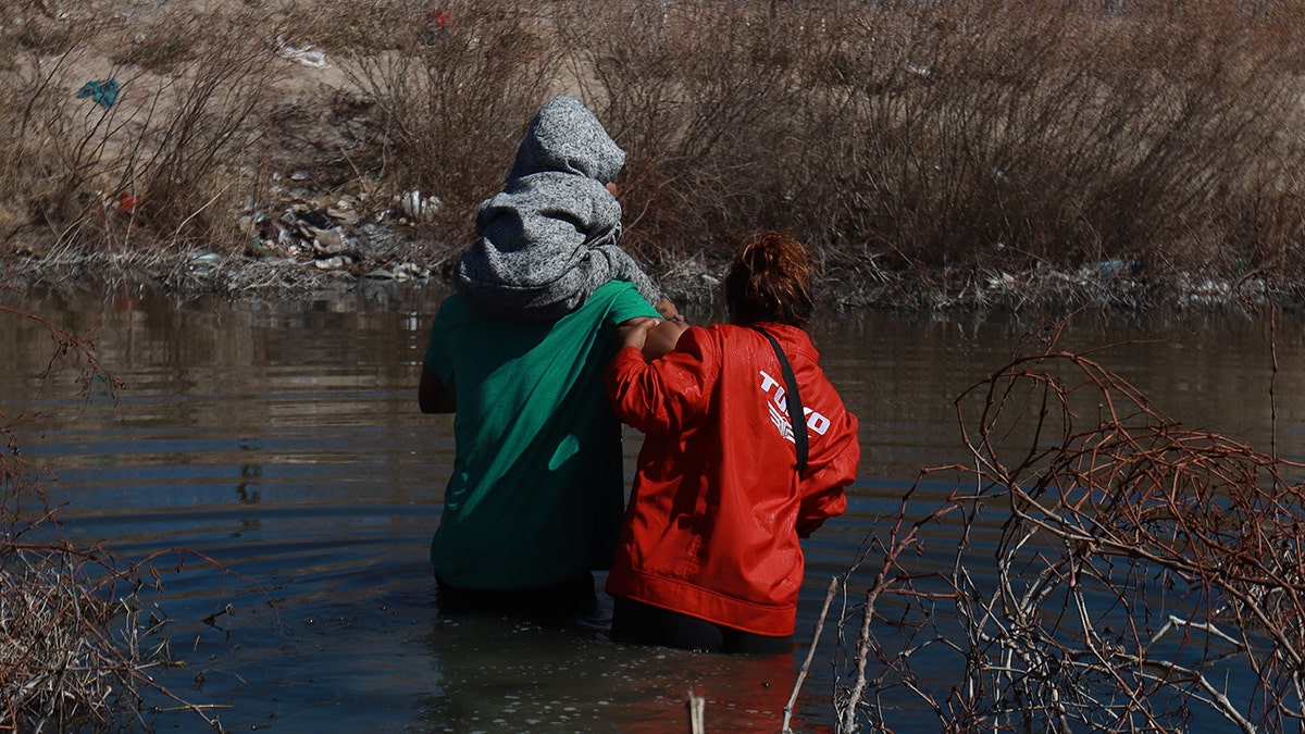 Migrants cross body of water on way to U.S.