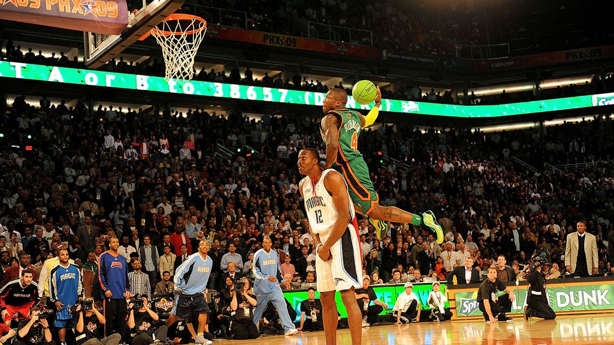 Nate Robinson dunking over Dwight Howard