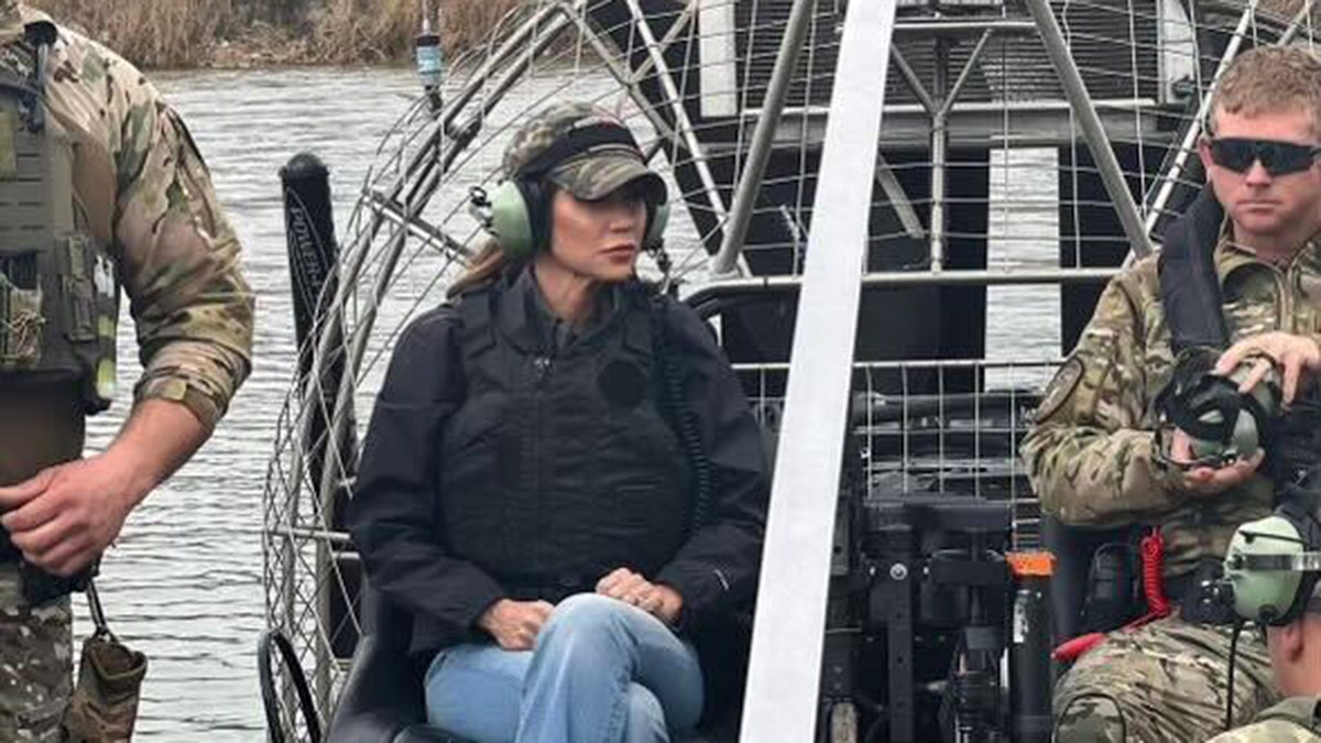 Kristi Noem monta en un hidrodeslizador en Eagle Pass, Texas