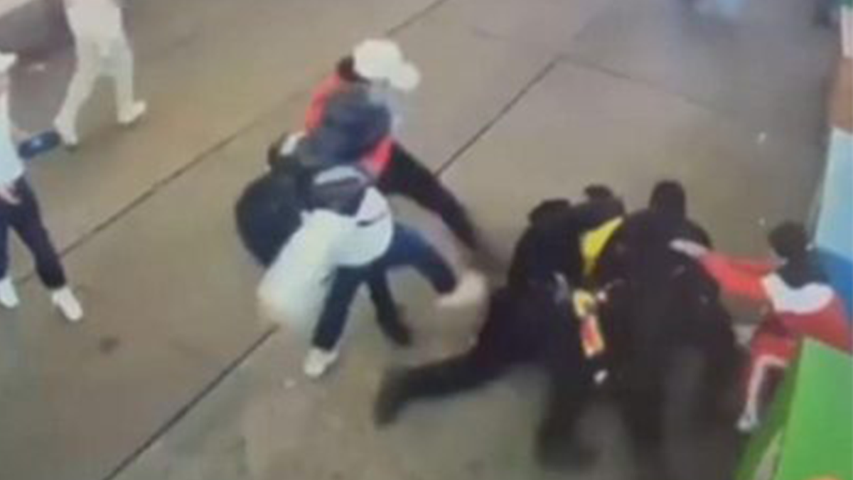 સ્થળાંતર કરનારાઓ દ્વારા NYPD અધિકારીઓ પર હુમલો
