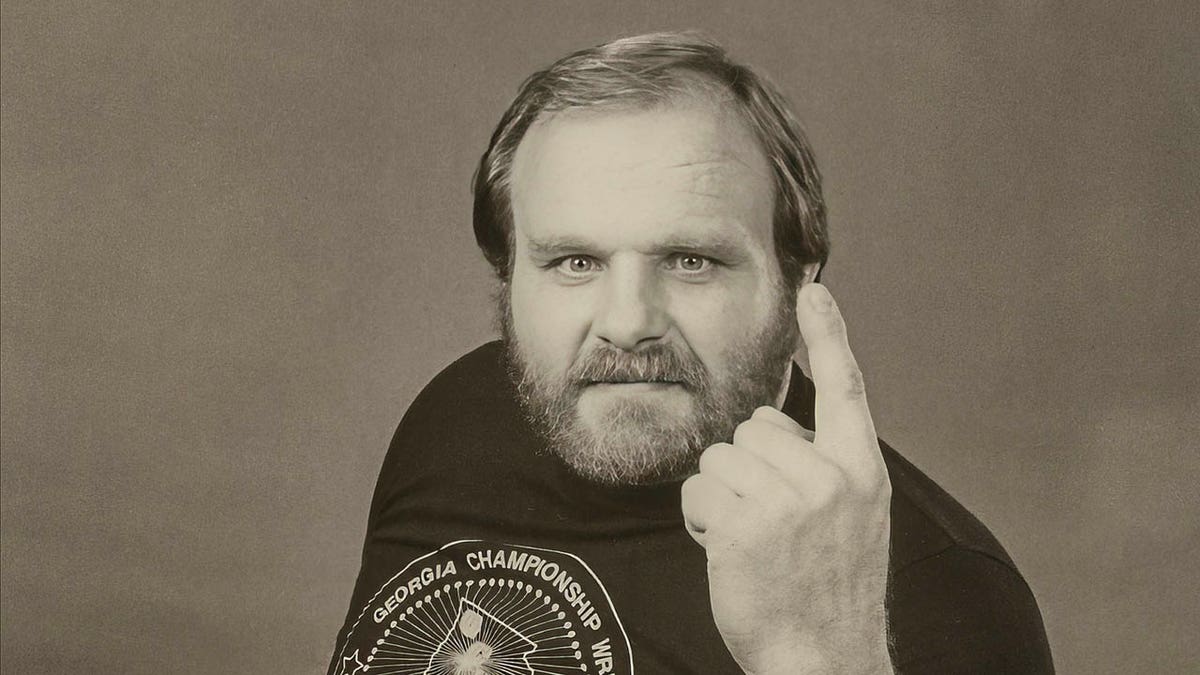 Ole Anderson holding up finger