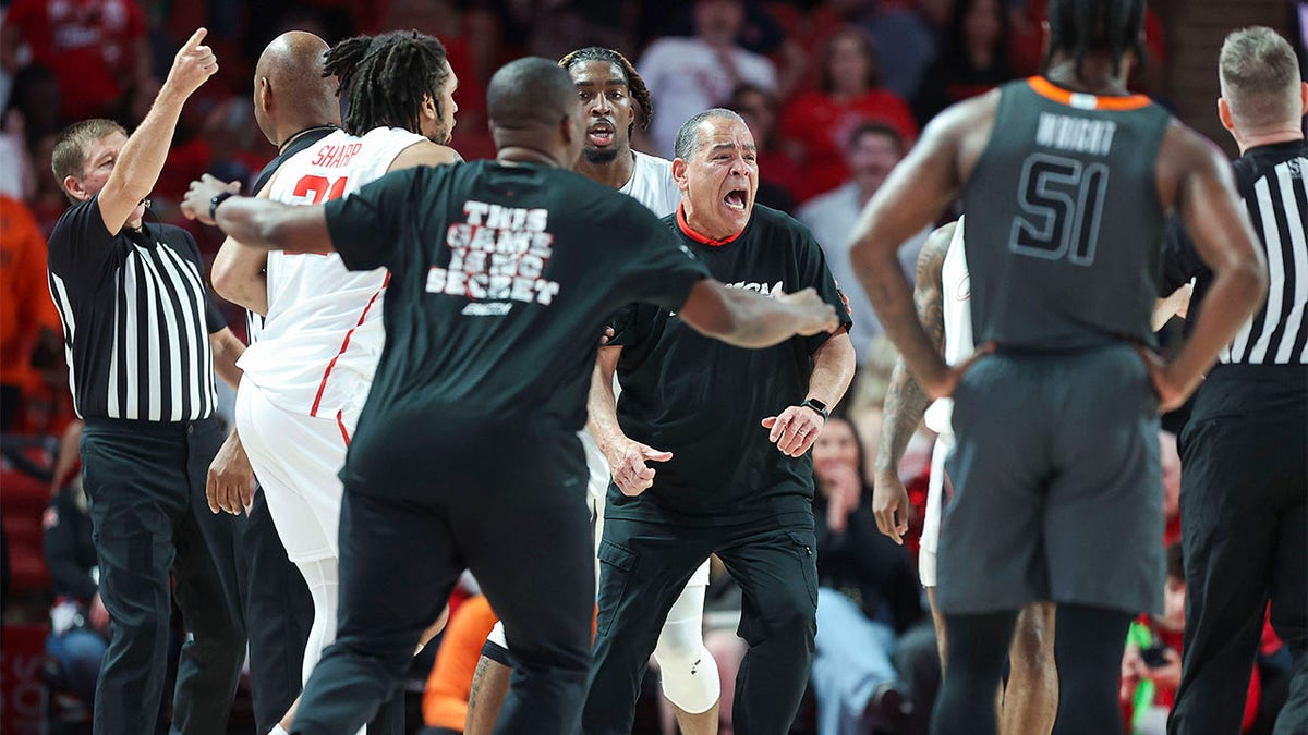 Kelvin Sampson corre na quadra